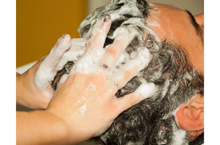 hairdresser-shampoo-massage-foam