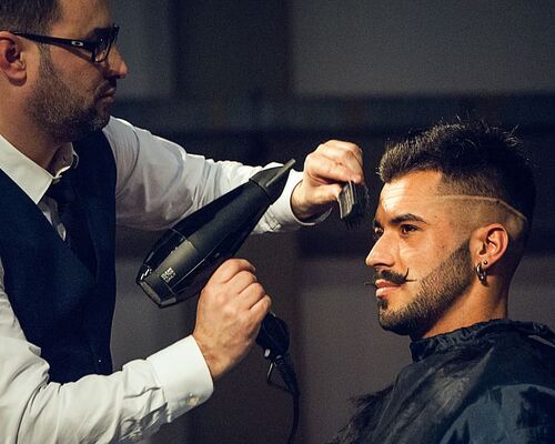 expocosmetica-presentation-model-hairdresser-cut-hair