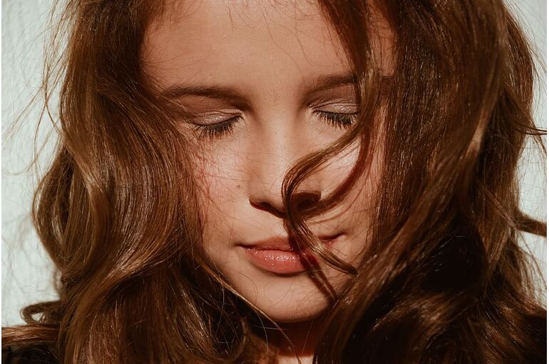 beautiful-woman-brunette-close-up-eyebrows