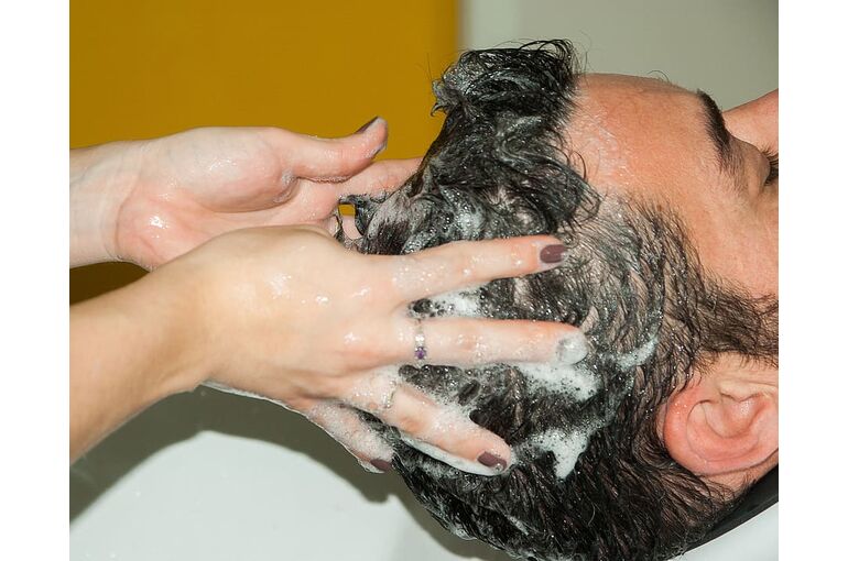 hairdresser-shampoo-hairstyle-foam