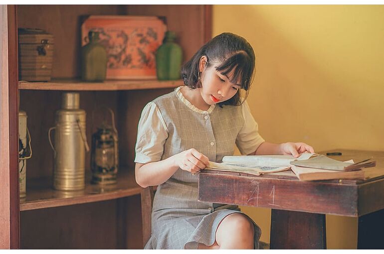 adult-books-chair-concentration